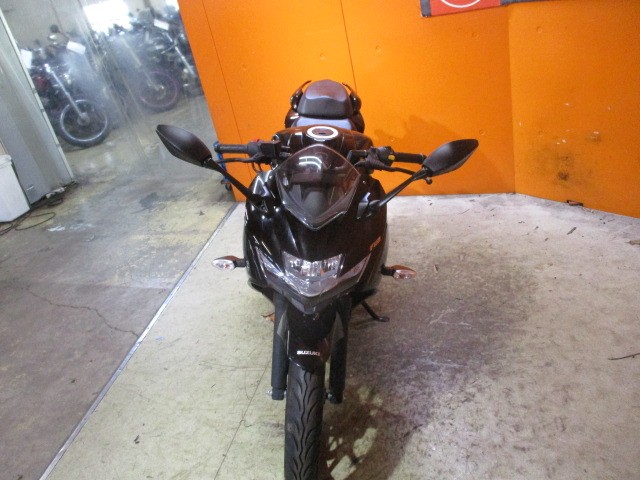 フロントから見てもこの通り状態グッド！このモデルのジグサー１５０ＳＦはヘッドライトも純正でＬＥＤ！！